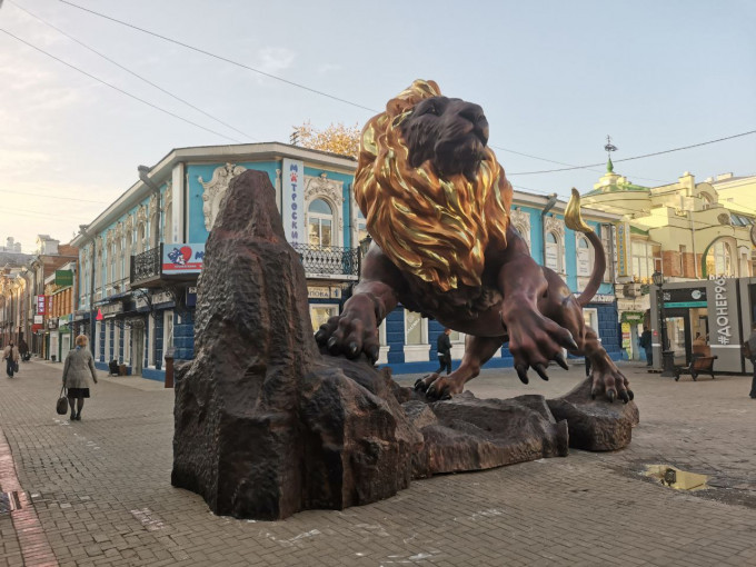 Жители Екатеринбурга создали петицию против огромного льва на улице Вайнера