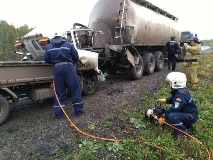 Грузовой автомобиль протаранил КАМАЗ с мукой на трассе Челябинск
